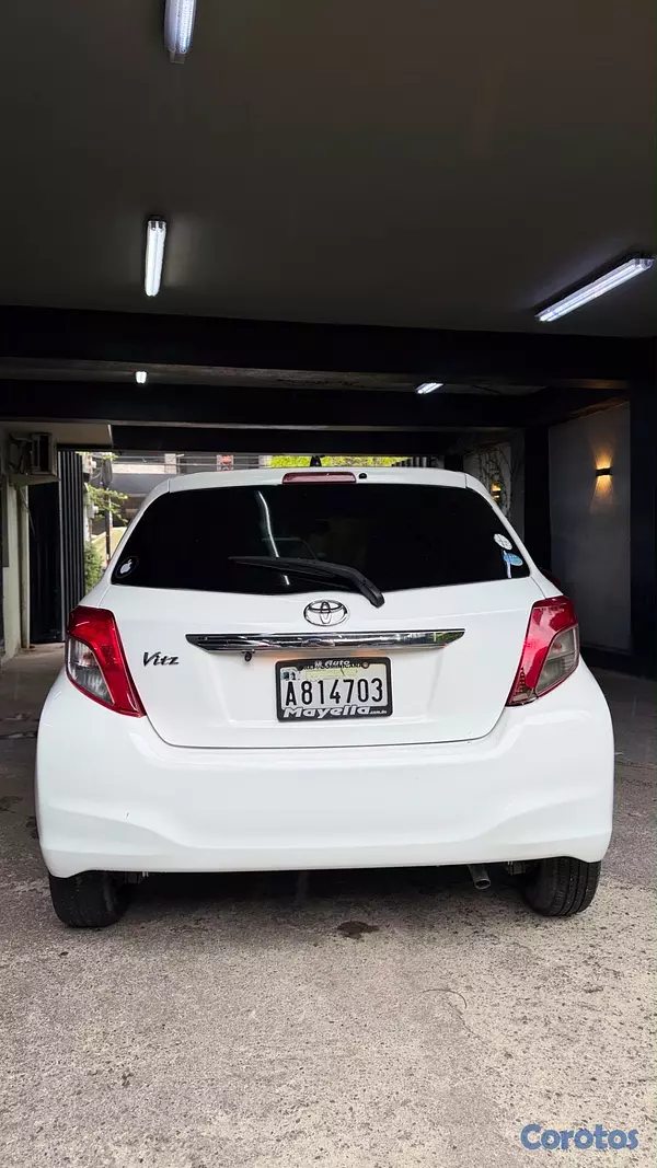 carros - TOYOTA VITZ 2013  1