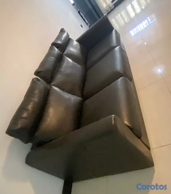 muebles y colchones - Vendo sofá de 3 plazas en leather negro 3