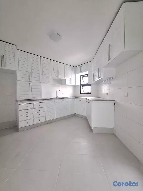 apartamentos - vendí Evaristo Morales piso 4 tres habitaciones con su baño no ascensor parqueo 3