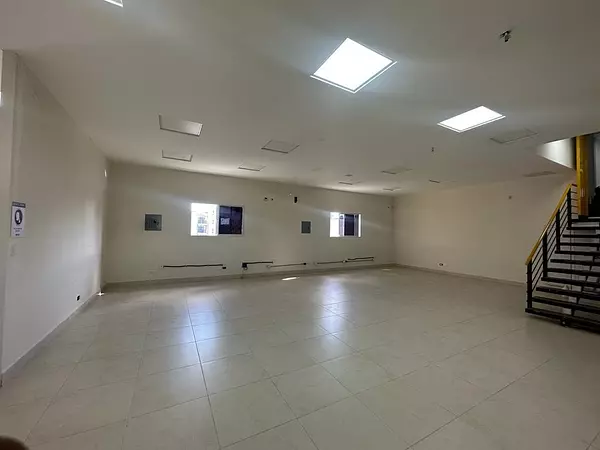 oficinas y locales comerciales - Se Alquila Edificio Comercial de 3 Niveles en Santiago 5