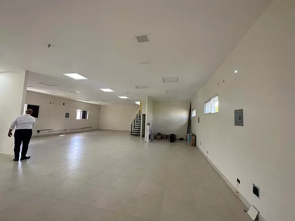 oficinas y locales comerciales - Se Alquila Edificio Comercial de 3 Niveles en Santiago 6