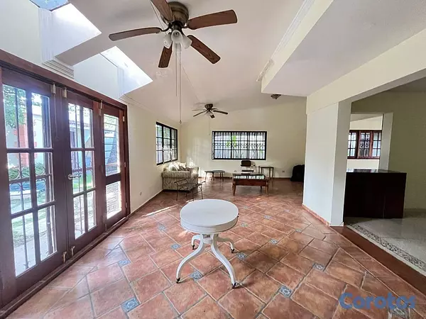casas - Casa de 5 habitaciones 3 baños en alquiler en Juli 6