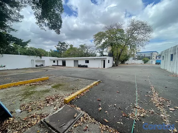 oficinas y locales comerciales - alquiló local comercial Gazcue amplio capacidad para 30 vehículos  5