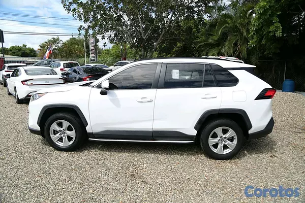 jeepetas y camionetas - Toyota rav4 2020 xle clean carfax  3
