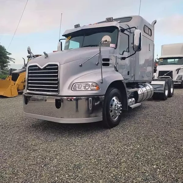 camiones y vehiculos pesados - MACK CXU613 año 2013 3