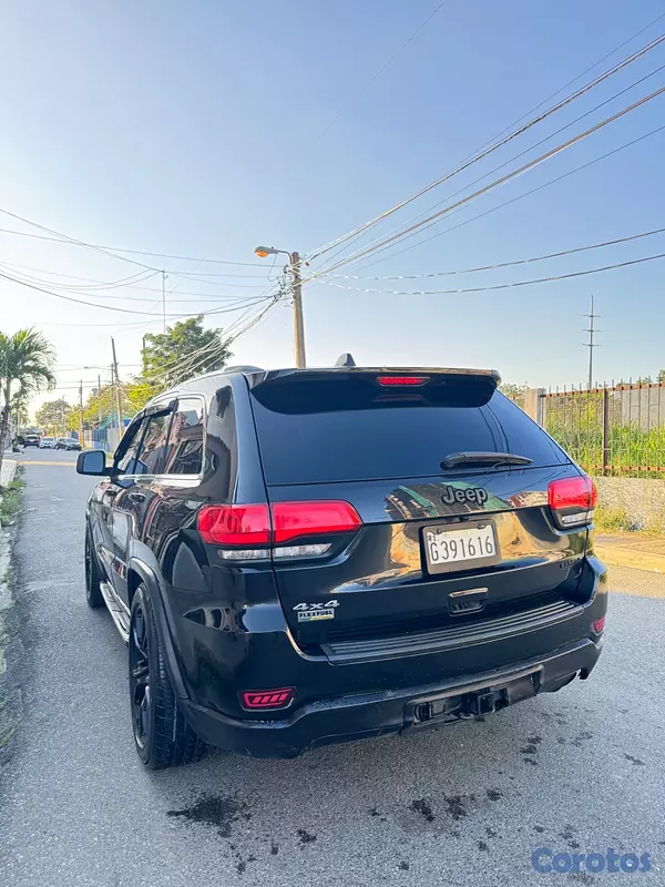 jeepetas y camionetas - Venta Jeep grand cherokee Laredo 2014 excelentes c 6