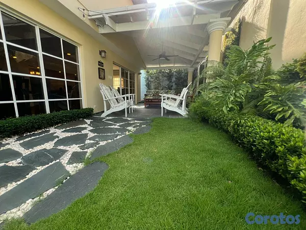 casas - Hermosa Casa en Venta en La Castellana – Santo Dom 17
