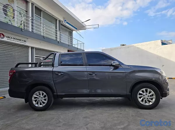 jeepetas y camionetas - KGM REXTON 2021 GRIS OSCURO DIESEL 7