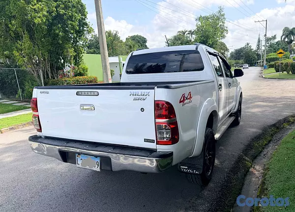 jeepetas y camionetas - Toyota hilux 2013 4
