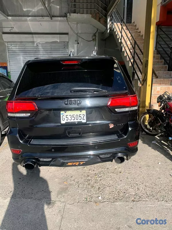 jeepetas y camionetas - Vendo hermosa jeepeta GRAND CHEROKEE SRT 4X4 año 2015  5