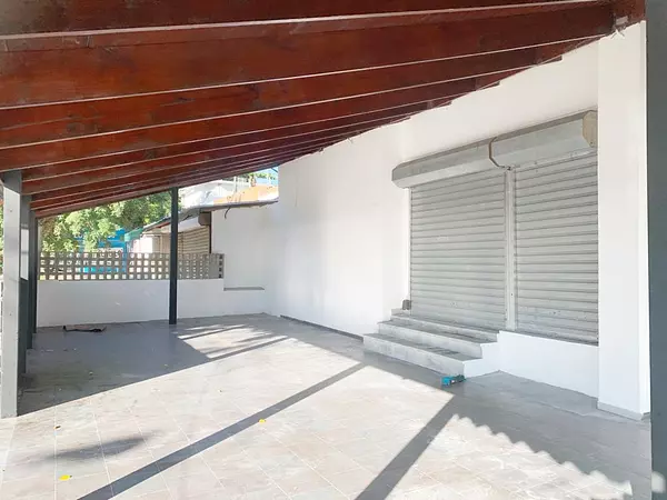 oficinas y locales comerciales - Local esquinero en Zona universitaria  9