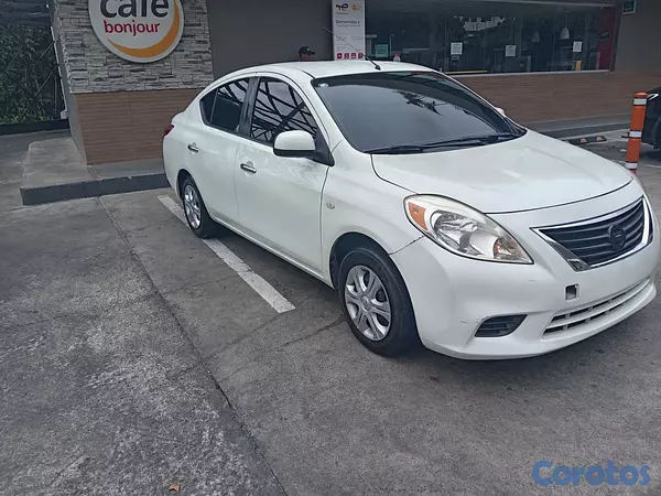carros - Nissan latió /versa 280  3