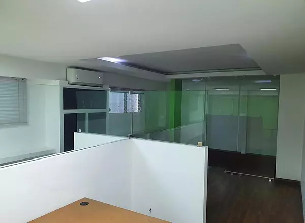 oficinas y locales comerciales - Local céntrico en Piantini 4