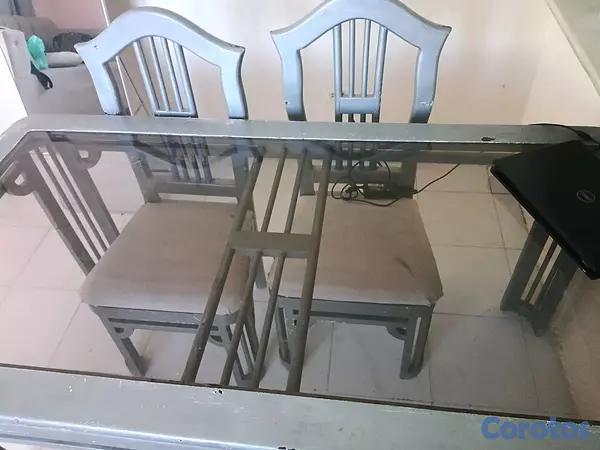muebles y colchones - vendo mesa para 6 puestos en caoba y  cristal, solo falta pintura. 2