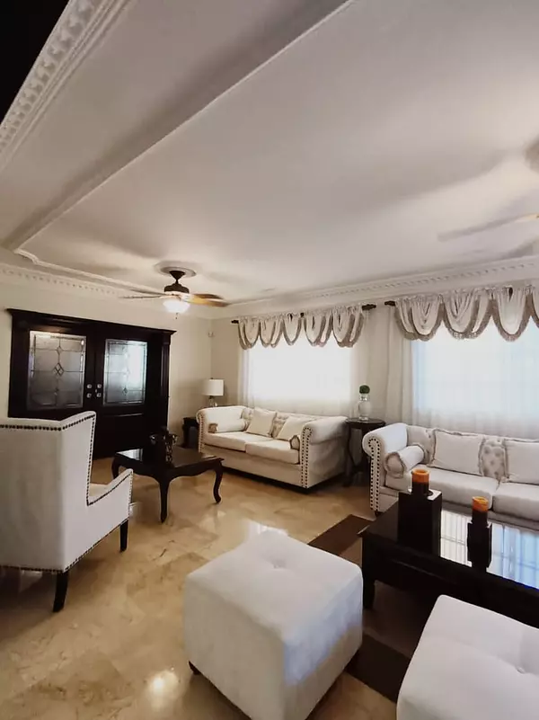 casas - Se vende de oportunidad Casa de dos niveles Cerros de Arroyo Hondo 
USD$425,000 3