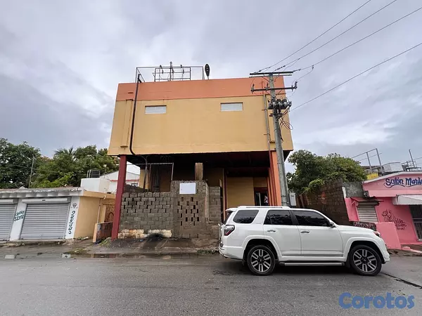 oficinas y locales comerciales - Local comercial de dos niveles con estructura de hormigón armado NAGUA 7