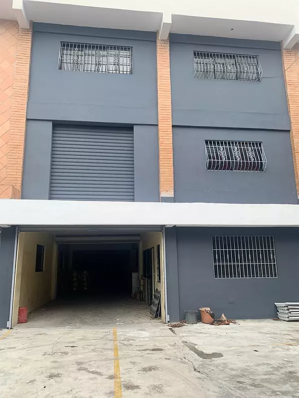 oficinas y locales comerciales - Local céntrico y amplio  5