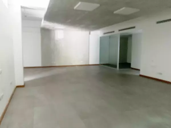oficinas y locales comerciales - Local céntrico en la esperilla 4