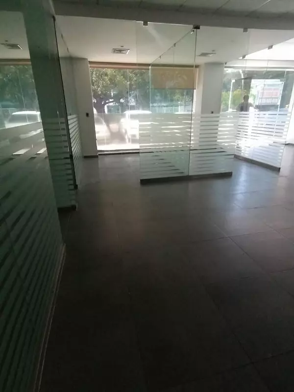 oficinas y locales comerciales - Alquiler Amplio Local Comercial, Avenida Independencia, Gazcue, Santo Domingo 9
