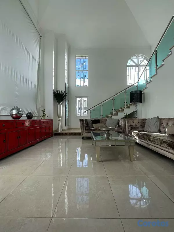 casas - Exclusiva y amplia propiedad ubicada en el sector  4