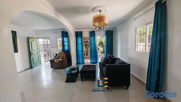 casas - Se vende amplia casa DE ESQUINA en la Entrada del  3