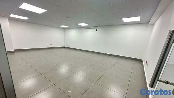 oficinas y locales comerciales - Local Oficina en Primer Piso en el DISTRITO NACIONAL 3