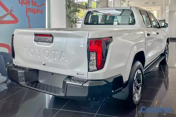 jeepetas y camionetas - Toyota Hilux LIMITED BEV 2026 5