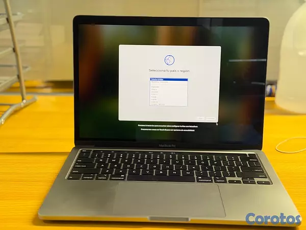 computadoras y laptops - Es una MacBook Pro 13” 2020 con 16GB de RAM y 512GB SSD 6