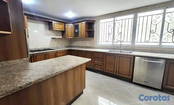 casas - Casa de 4 habitaciones 4 baños en alquiler en Los  8