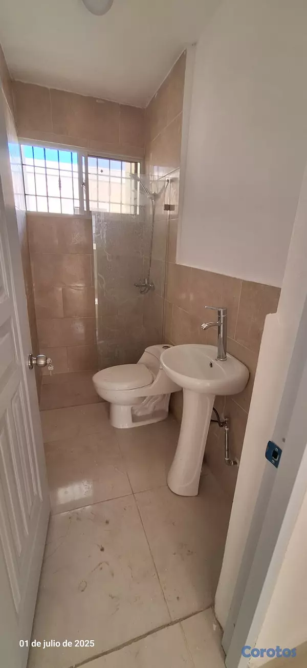 casas - Hermosa y cómoda casa en solar de 300m2, patio y t 2