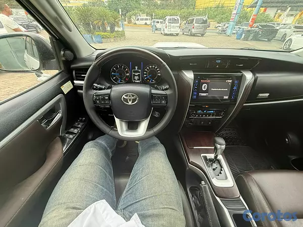 jeepetas y camionetas - Toyota fortuner 2017 5