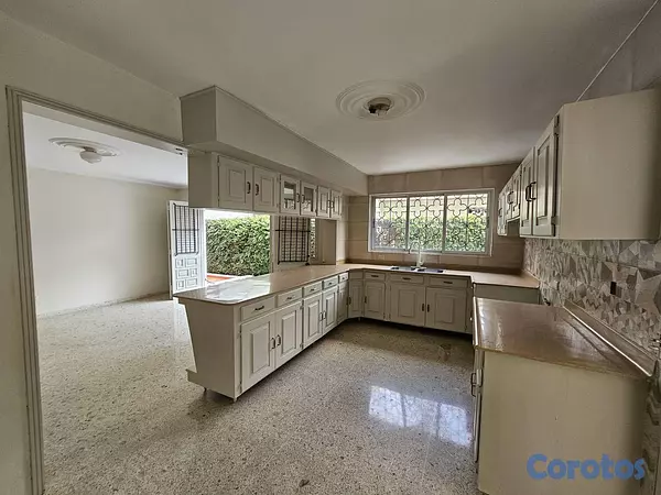casas - Casa de 5 habitaciones 4 baños 4 parqueos en alqui 19