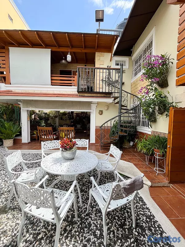 casas - vendo casa los restauradores 4 habitaciones con baño 4 parqueos jacuzzi terraza 2