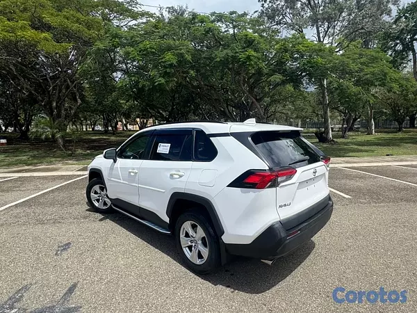 jeepetas y camionetas - Toyota RAV4 XLE 2021
 3