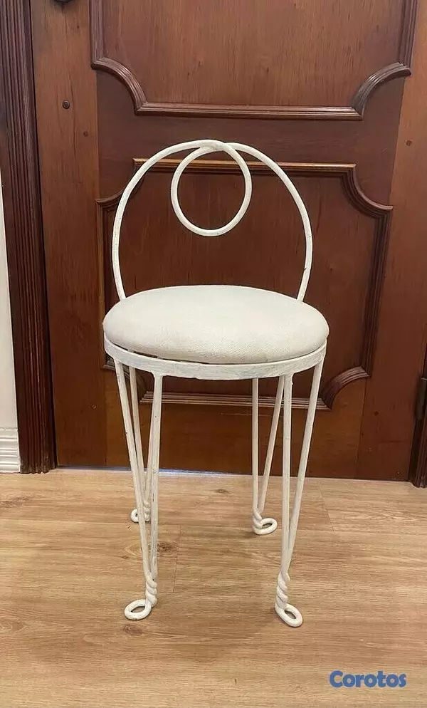 muebles y colchones - Silla antigua de hierro NEG
altura total 29”,  asiento: 13.5”, espaldar: 12 2