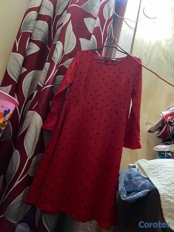 ropa para mujer - vestido rojo con pecas negras y en forma triangular  2