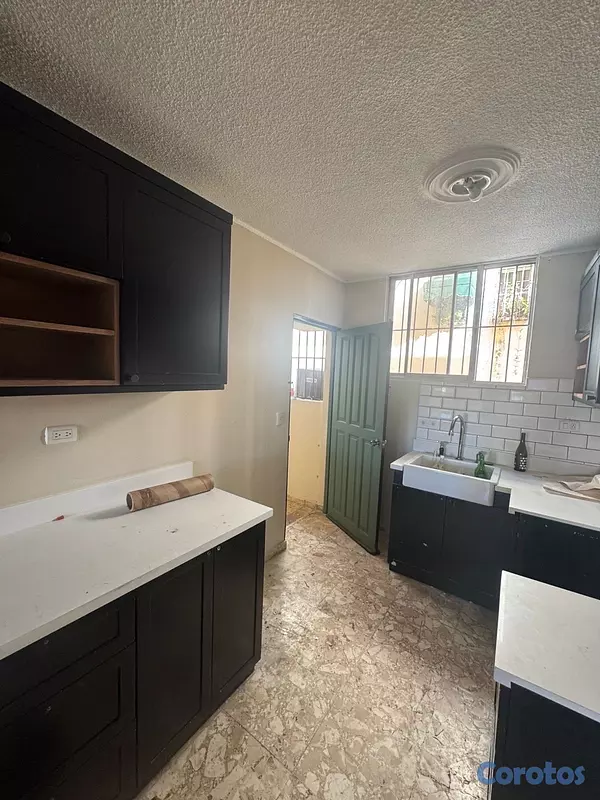 apartamentos - alquiló cacicazgo misma enrriquillo tres habitaciones dos baños parqueo servicio 10