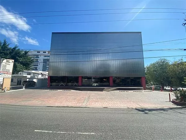 oficinas y locales comerciales - Amplio local en zona céntrica y comercial 2