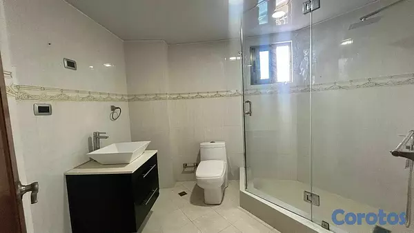 apartamentos - Venta Apto. en Naco, 3 er piso Dos parqueos, 3 hab. cuarto servicio, family. 8