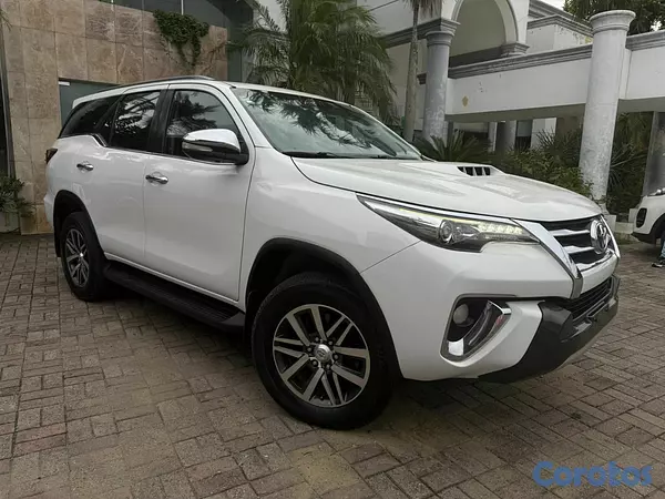 jeepetas y camionetas - Toyota fortuner 2017 7