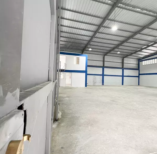 oficinas y locales comerciales - Nave céntrica y amplia villa aura  2