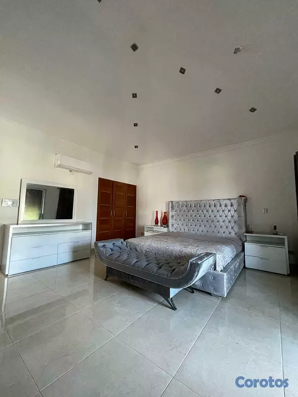 casas - Exclusiva y amplia propiedad ubicada en el sector  13