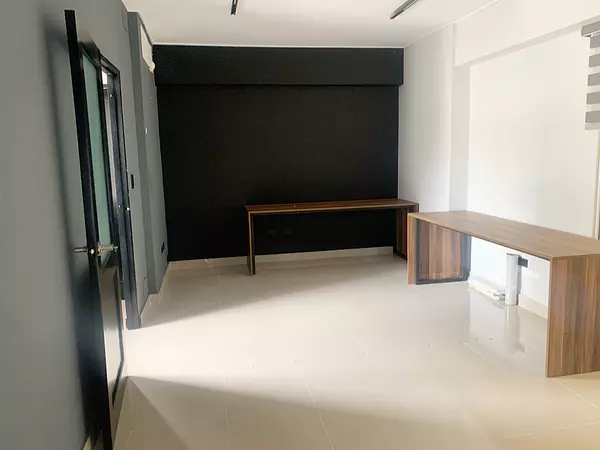 oficinas y locales comerciales - Local céntrico en evaristo 4