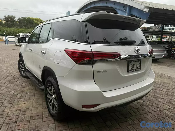 jeepetas y camionetas - Toyota fortuner 2017 9