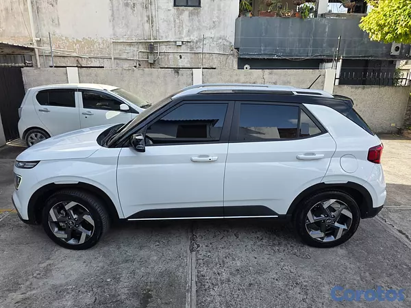 jeepetas y camionetas - Hyundai Venue 2024 - Solo 10,930 km - Único Dueño  8