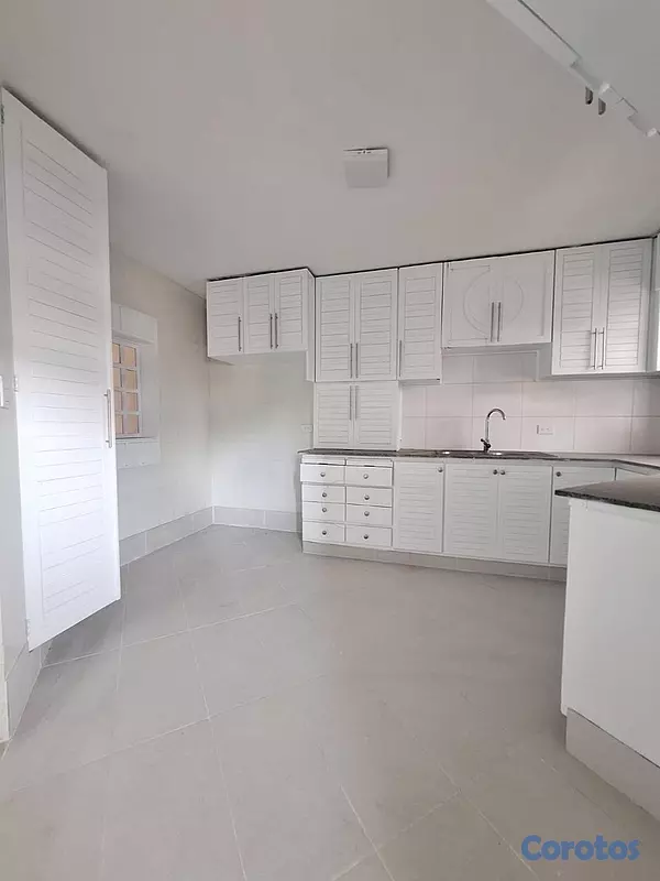 apartamentos - vendí Evaristo Morales piso 4 tres habitaciones con su baño no ascensor parqueo 4