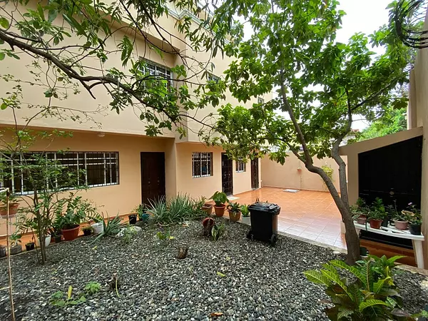 casas - Casa dos niveles con patio, Corales del Sur, Cerca de la Charles con las America 8