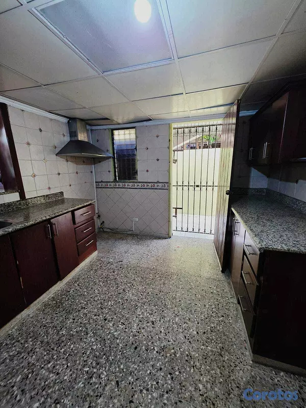 casas - Se vende casa en Av. Independencia Urb. Atlántida 4