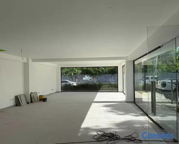 solares y terrenos - Gran local comercial en Bavaro, Punta Cana | Fachada amplia  3