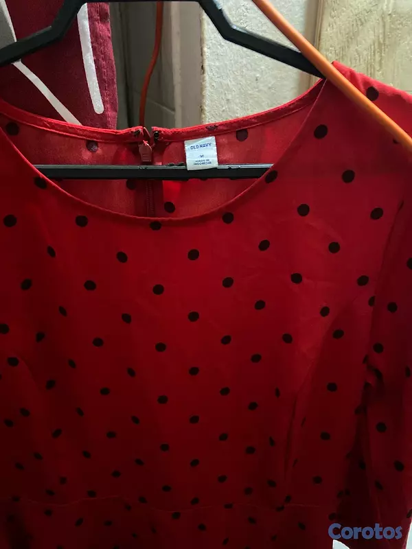 ropa para mujer - vestido rojo con pecas negras y en forma triangular  3